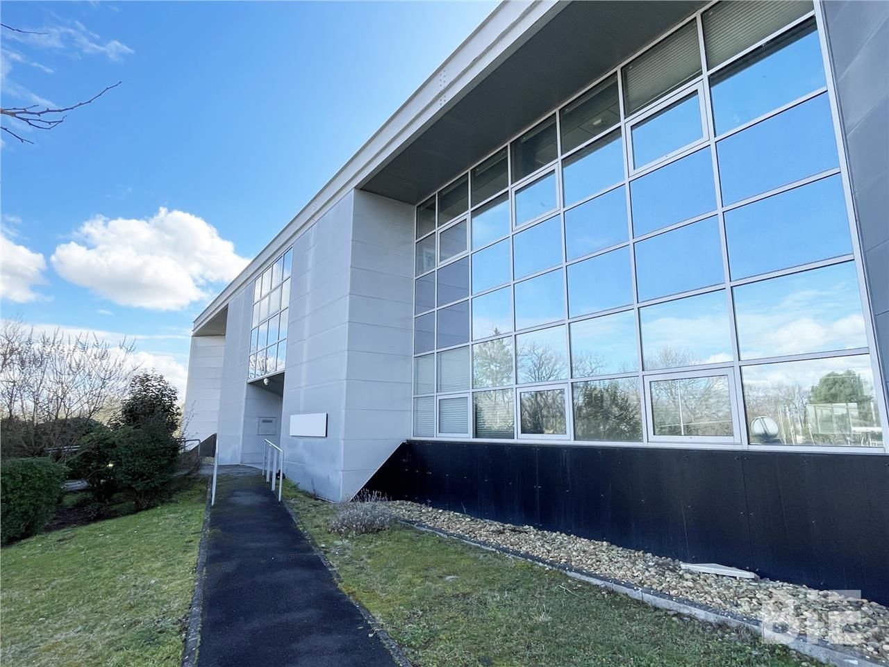 Situé à l'entrée du Domaine de Pelus (côté aéropo