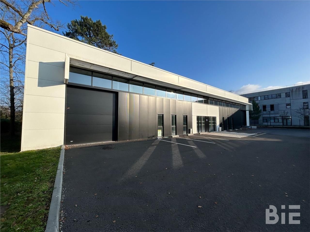 Nous vous proposons ce bâtiment d'activité, dispo