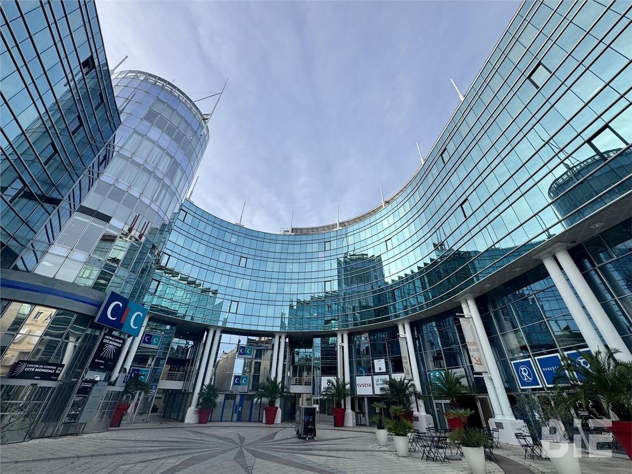Au sein de la Cité Mondiale, immeuble emblématiqu
