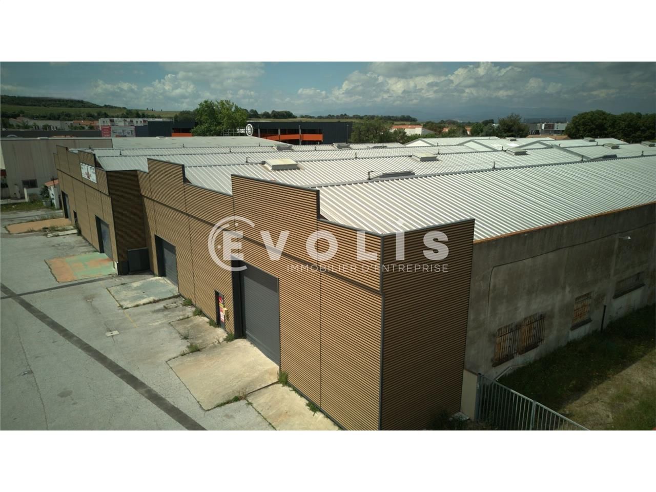 Locaux commerciaux de 1 250 m² non divisibles à l