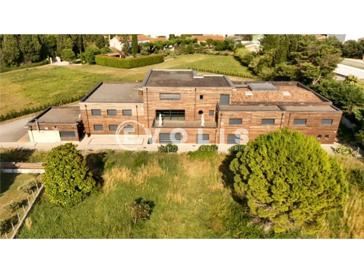 Idéalement situés, ces espaces offrent un environ