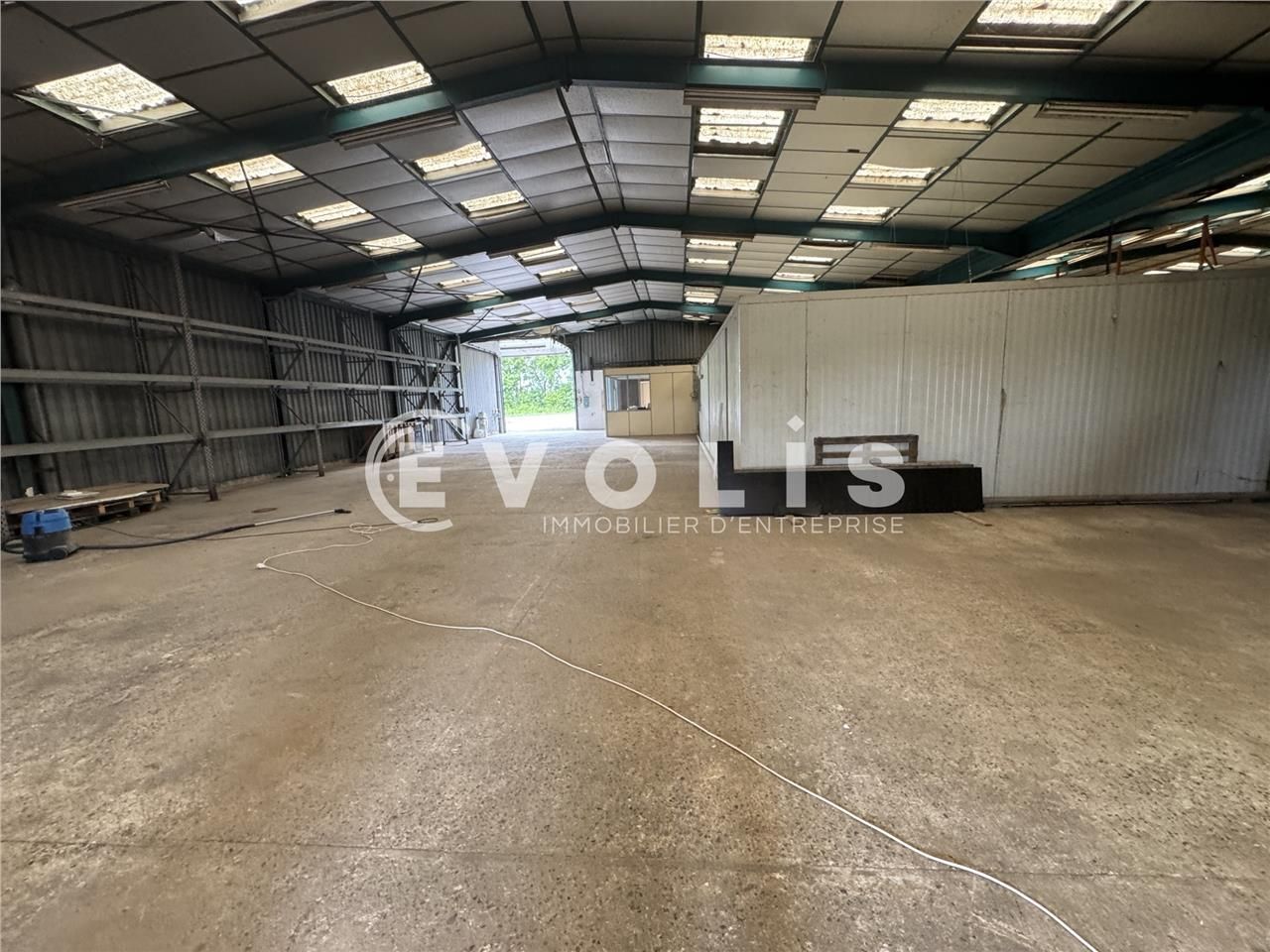 LOCATION - LOCAL D'ACTIVITE - 1 582 ²  Evolis Ami