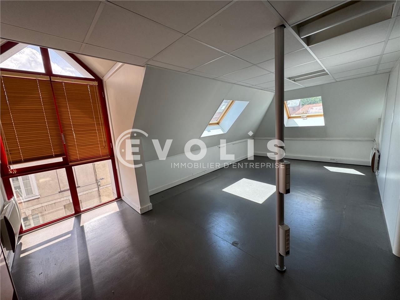 LOCATION - BUREAUX - 160 m²  Evolis vous propose 