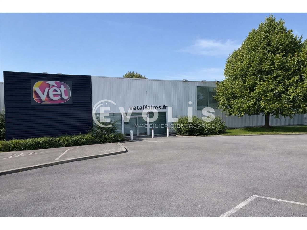 LOCATION - LOCAL COMMERCIAL - 770 m² environ   Ev