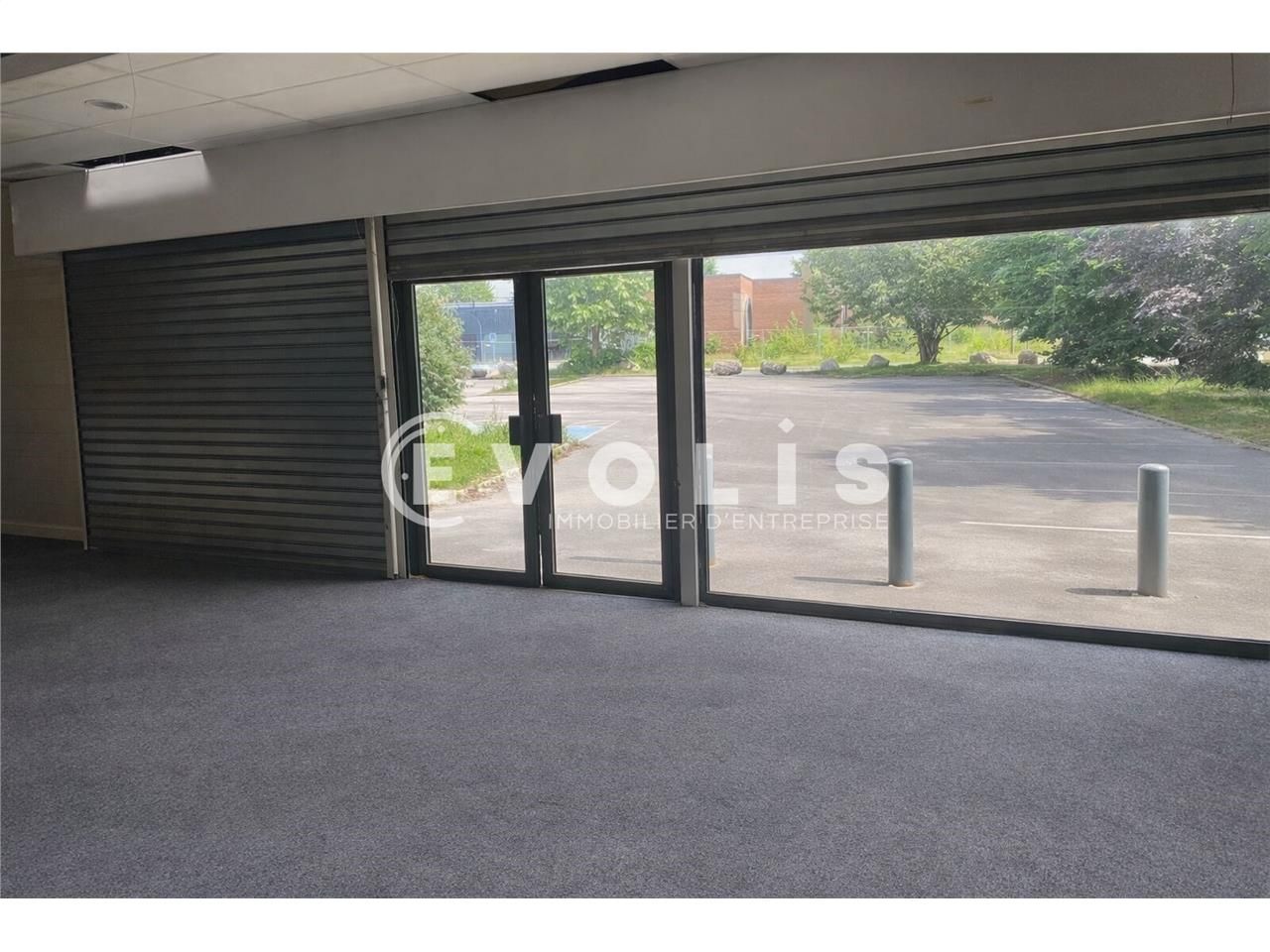 LOCATION - LOCAL COMMERCIAL - 770 m² environ   Ev