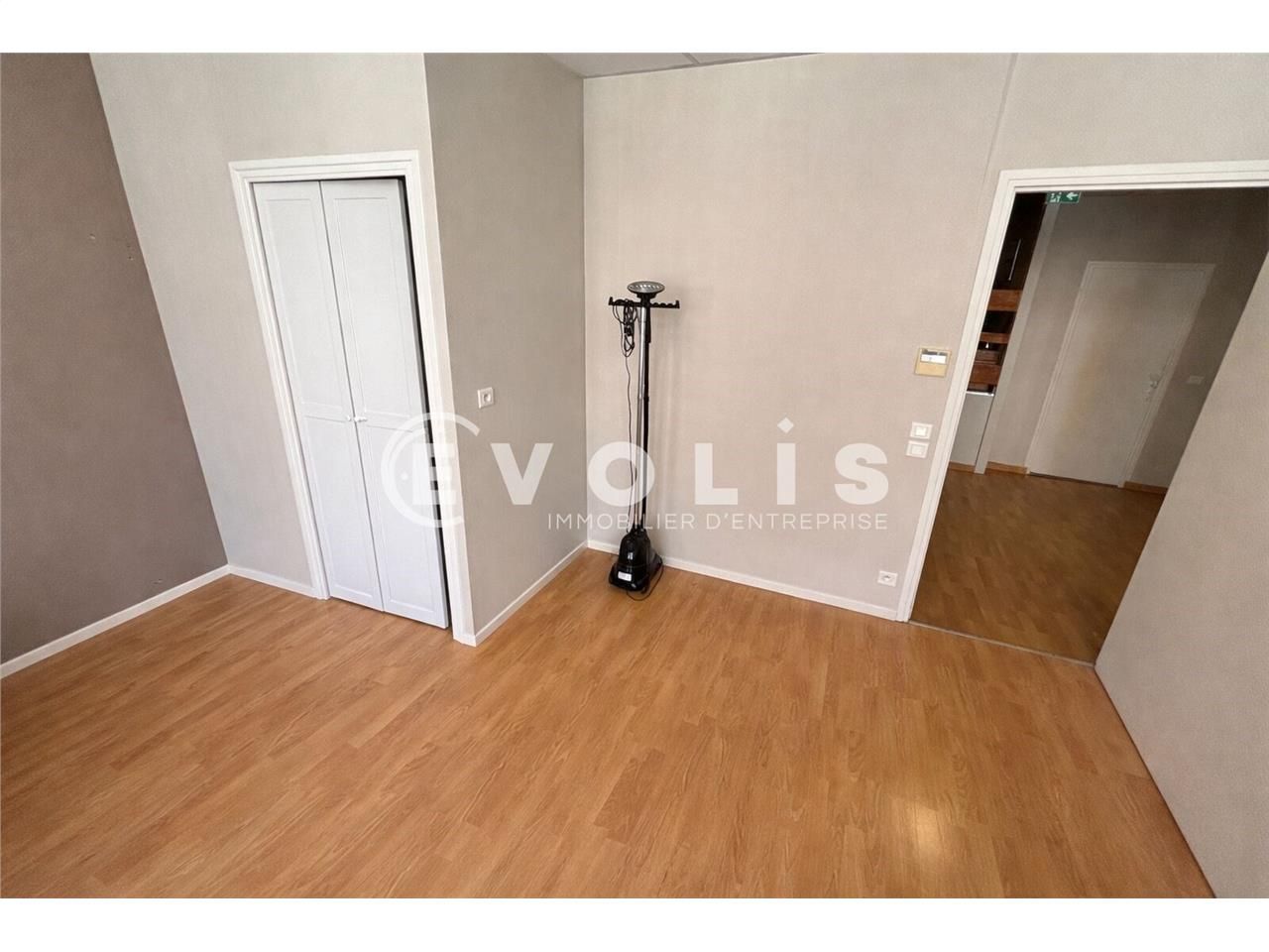 LOCATION - Bureaux - 200 m² environ  EMPLACEMENT 