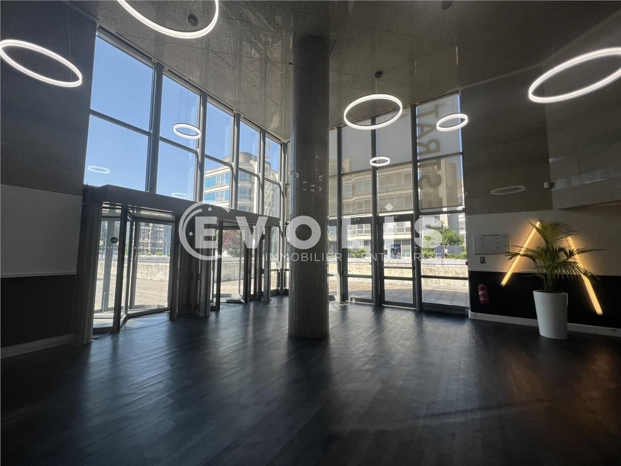 Au sein d'un immeuble tertiaire, et à proximité i