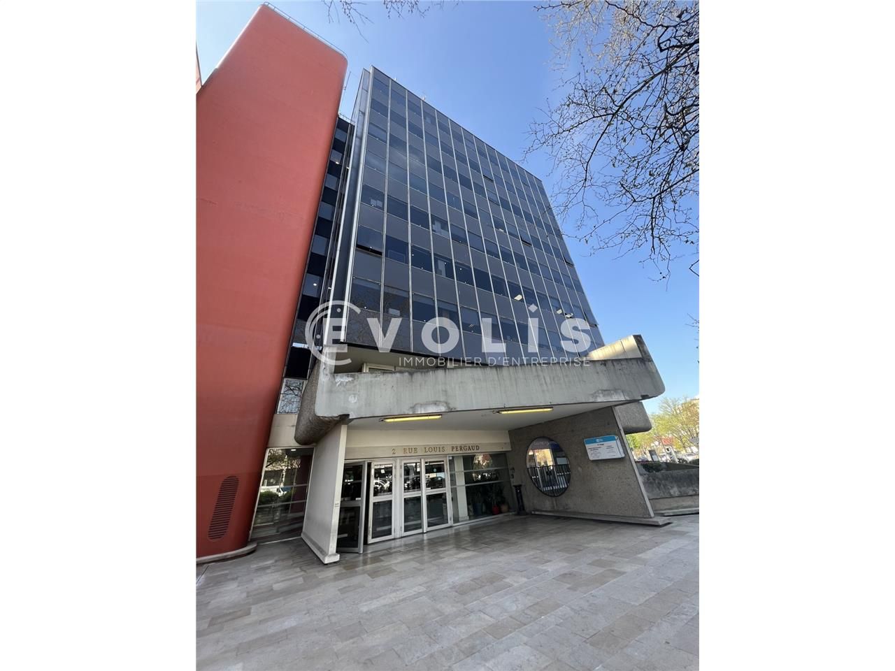 Située au-dessus du centre commercial Les Julliot