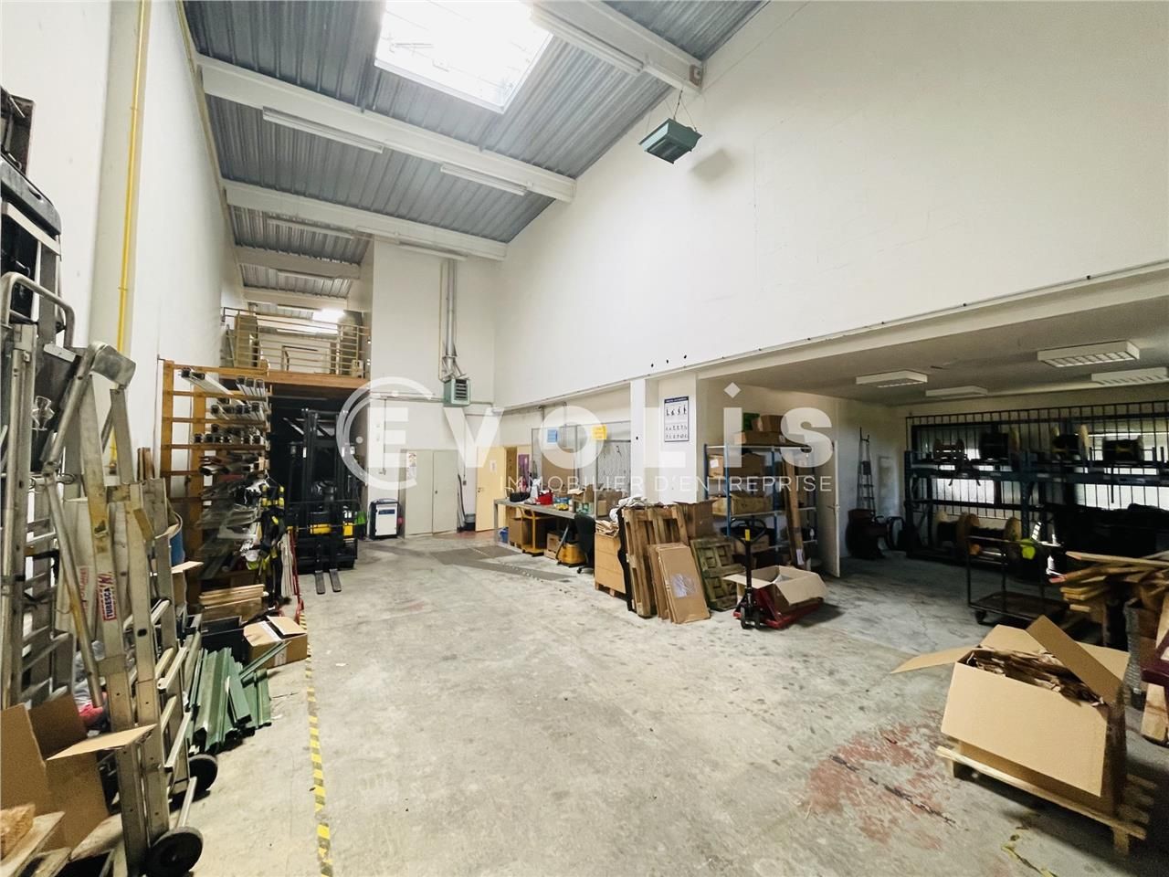 À proximité immédiate de la Francilienne N104 et