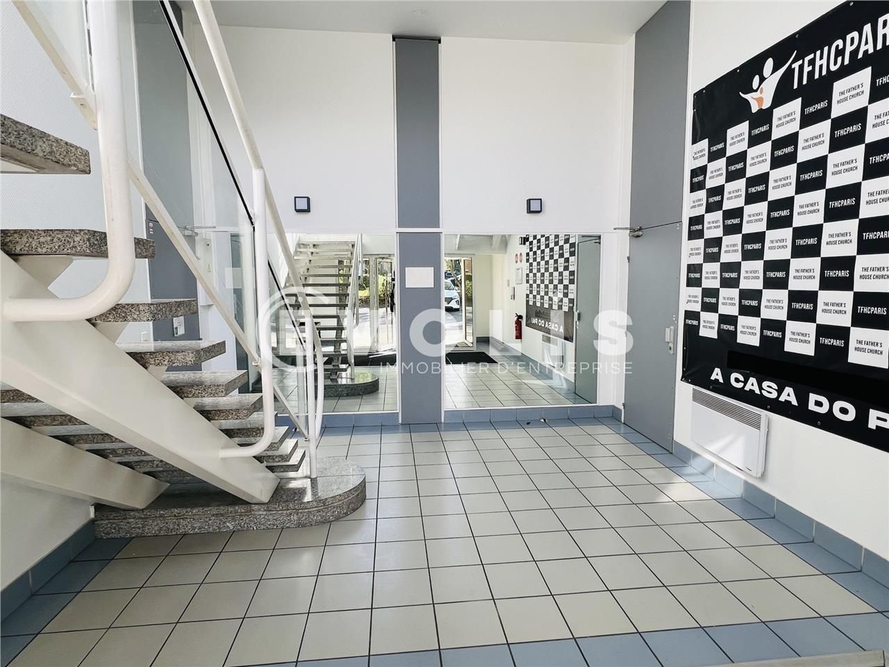 À proximité immédiate de l'autoroute A4 et relié 