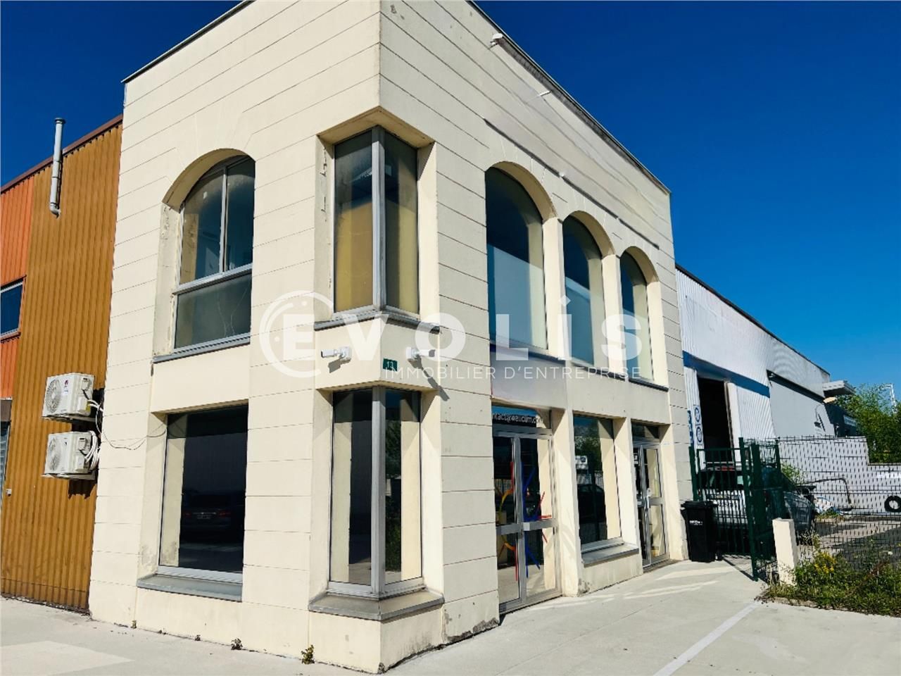 À proximité immédiate de la Francilienne N104, av