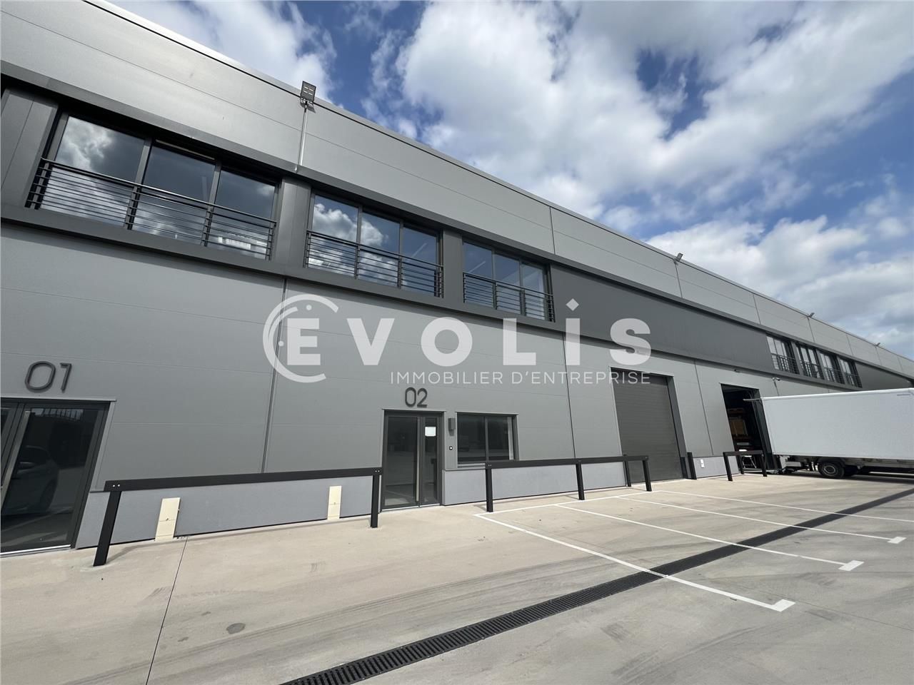 A proximité du canal de l'Ourcq et en zone d'acti