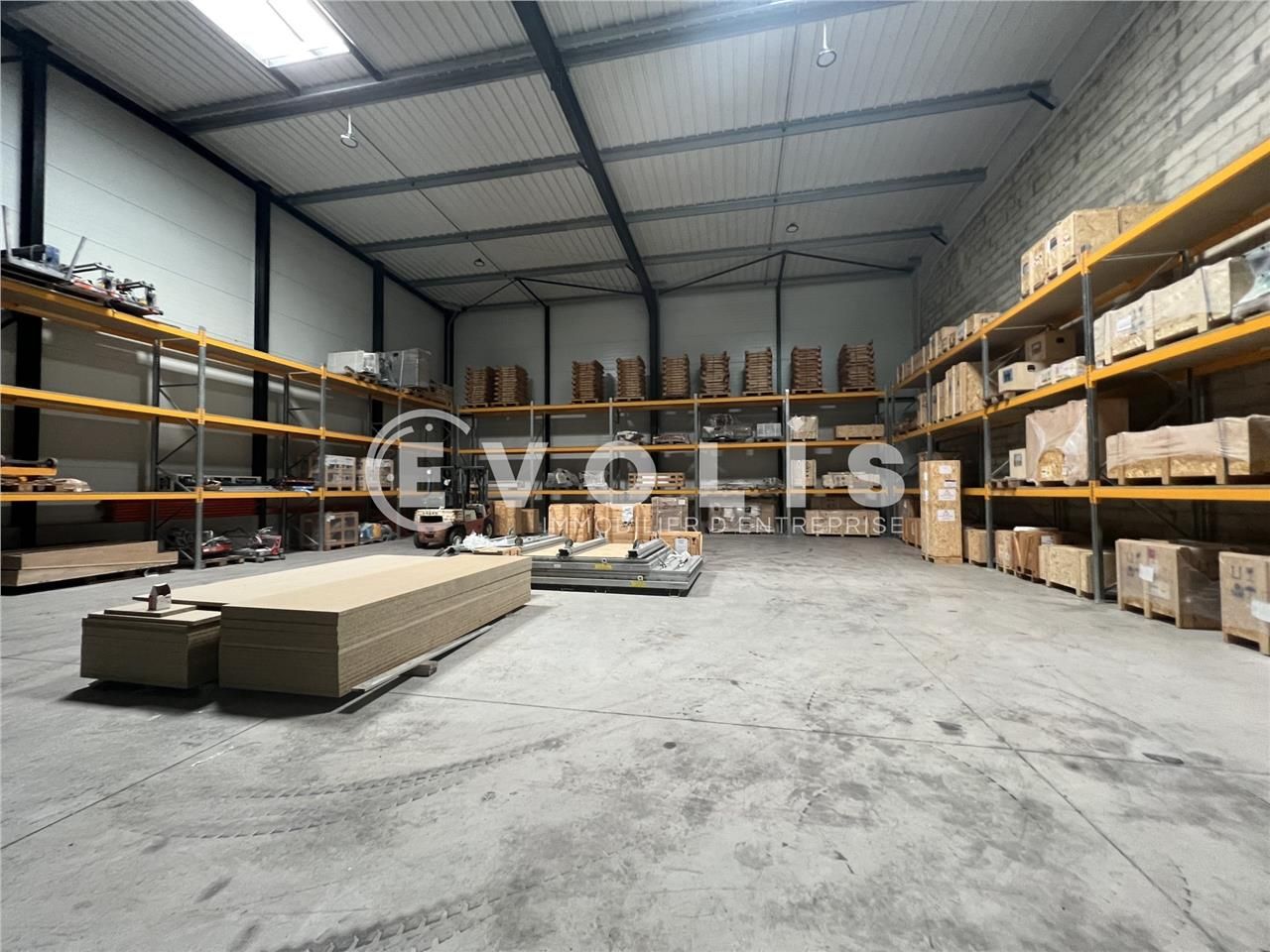 A proximité du canal de l'Ourcq et en zone d'acti