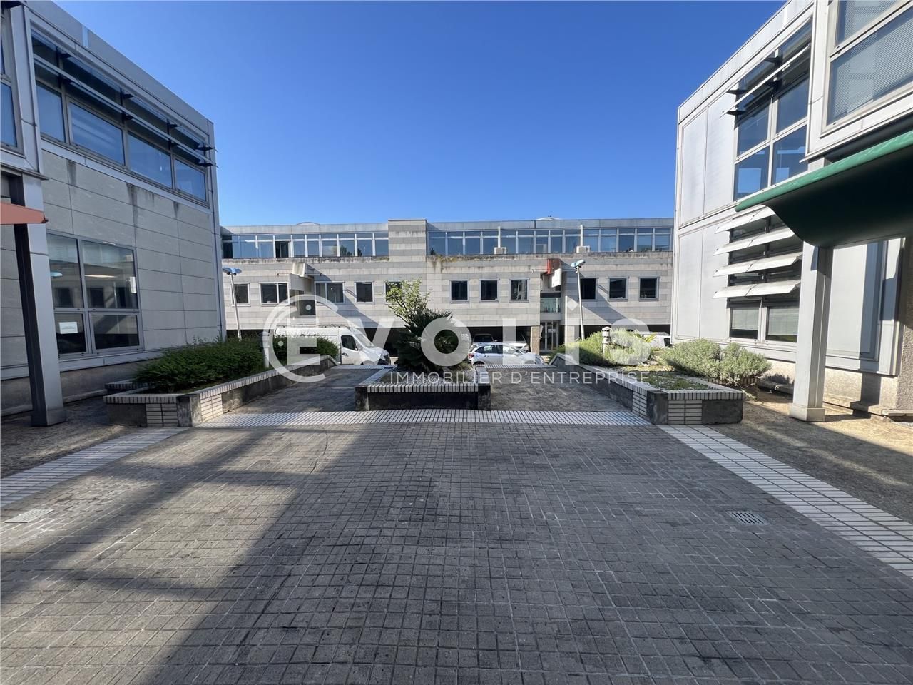 Situé dans une zone dynamique et stratégiquement