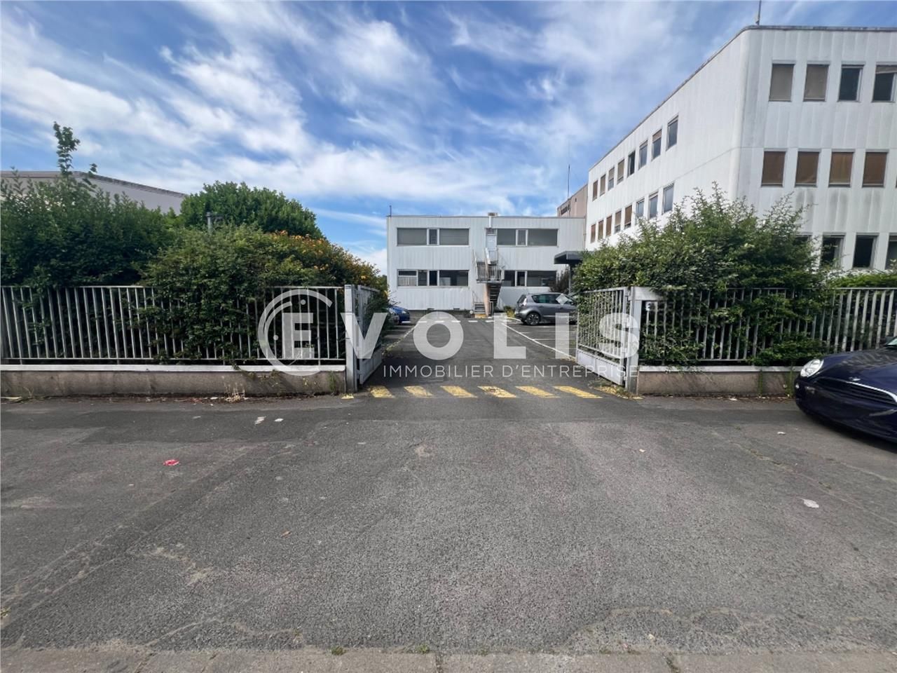 Nichée au coeur d'une zone d'activité particulièr