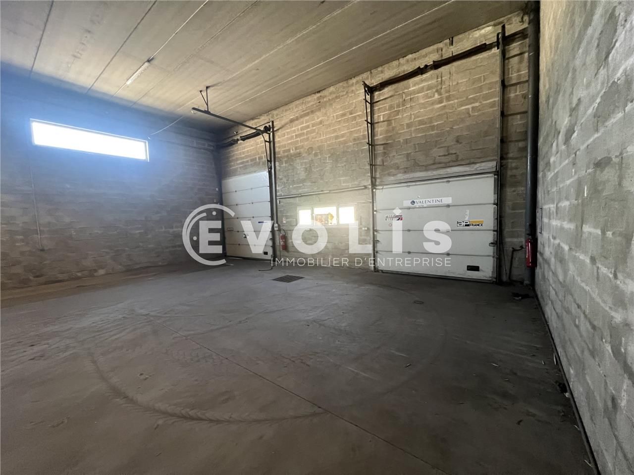 Nichée au coeur d'une zone d'activité florissante