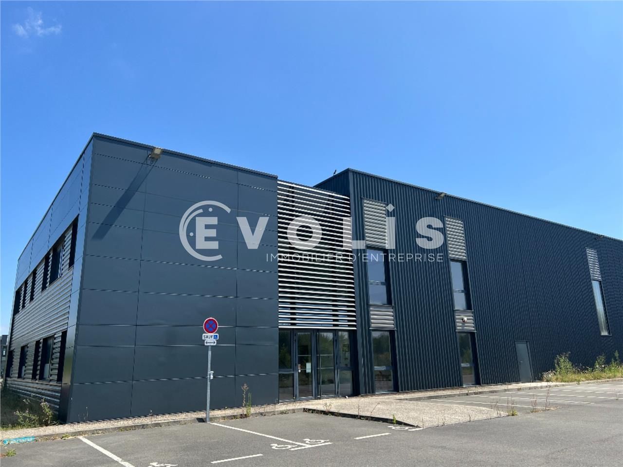 À proximité immédiate de l'autoroute A5, avec une