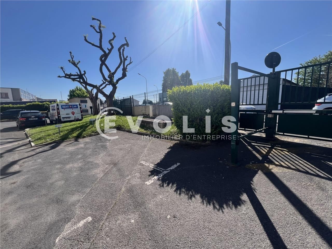 Située au coeur d'une zone tertiaire particulière