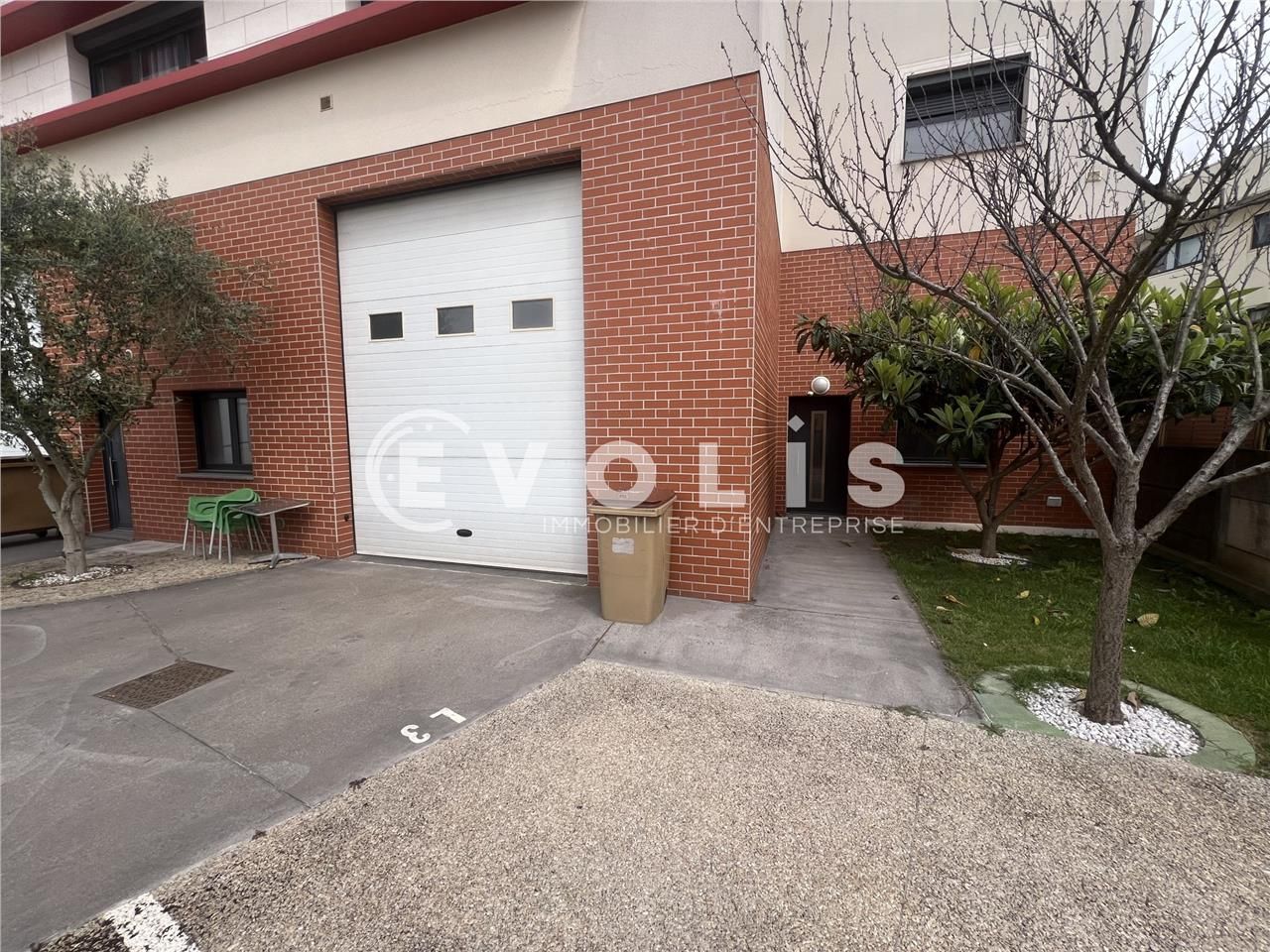 Nichée au coeur d'une zone d'activité florissante