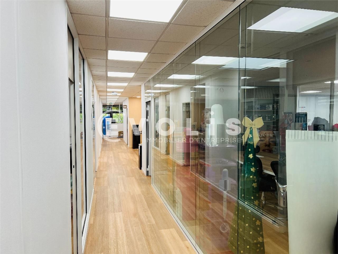 Situé à proximité immédiate de la gare RER A de L