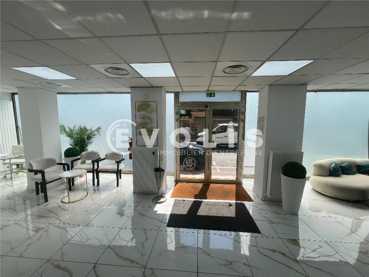 Nichée au coeur d'une zone commerciale en pleine 