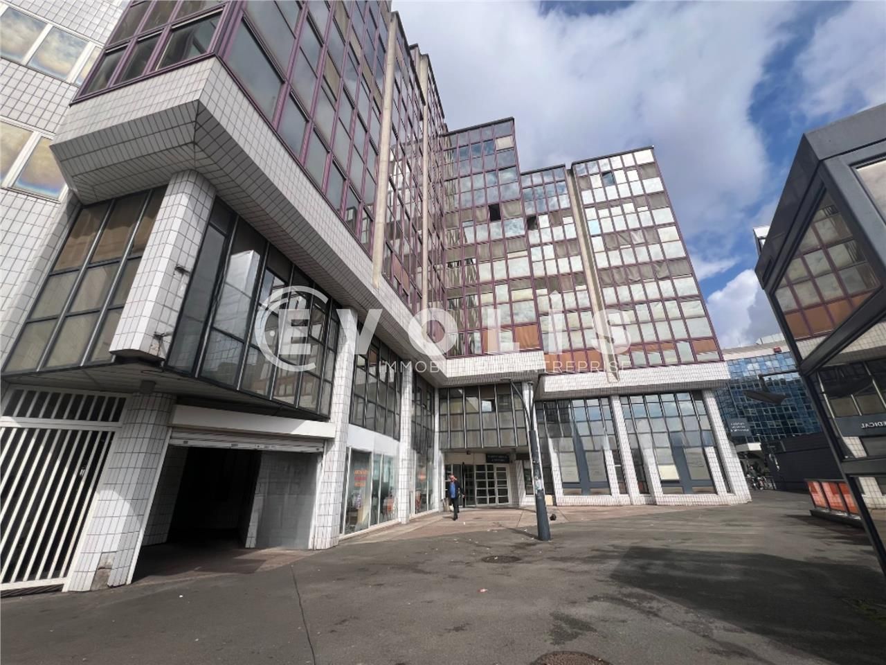 Nichée au coeur d'un quartier d'affaires efferves