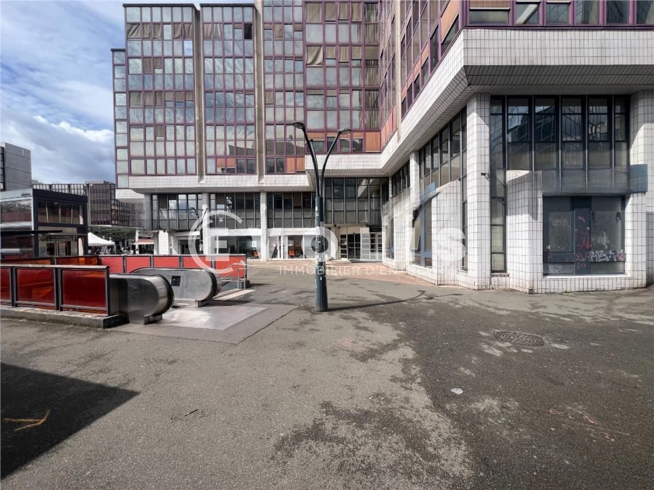 Nichée au coeur d'un quartier d'affaires efferves