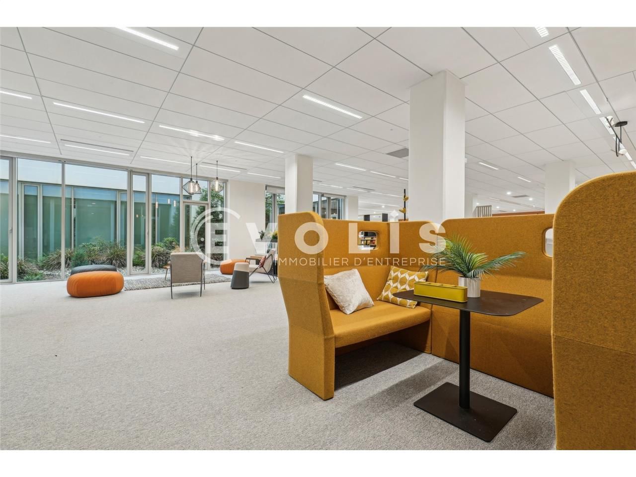 Nichée au coeur d'un quartier d'affaires en plein