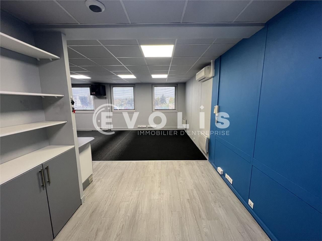 Nichés au coeur palpitant du centre-ville de Bond