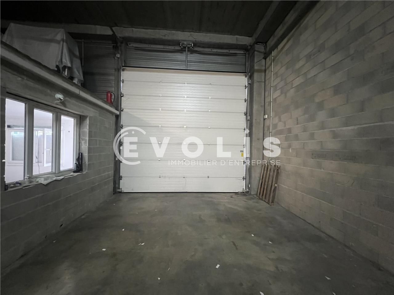 Idéalement situé dans une zone d'activité particu