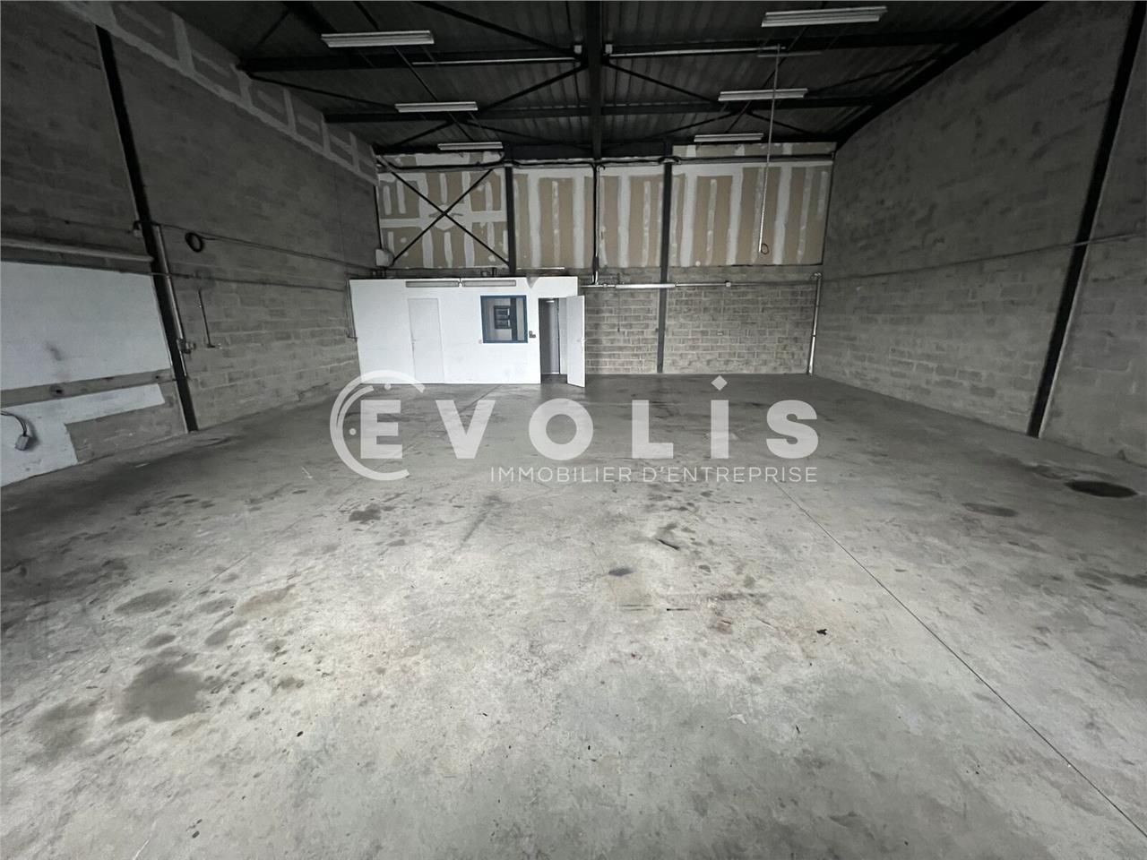 Situées idéalement à la sortie de la N104, EVOLIS