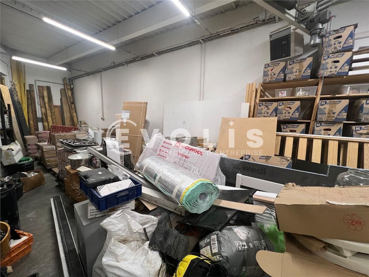 Idéalement situé au coeur d'une zone d'activités