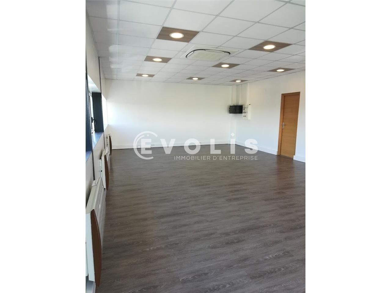 À proximité immédiate de l'autoroute A4 et à quel