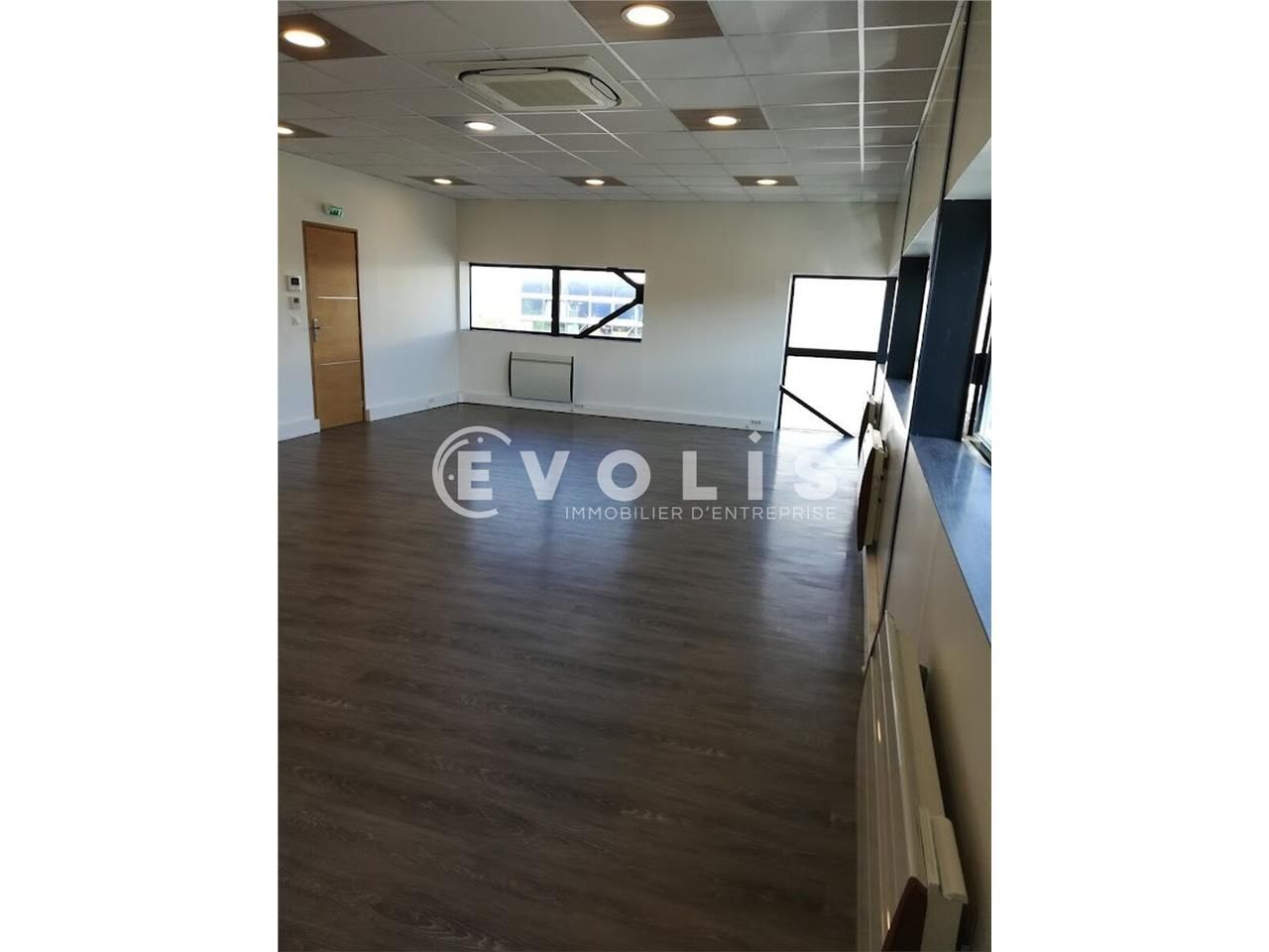 À proximité immédiate de l'autoroute A4 et à quel