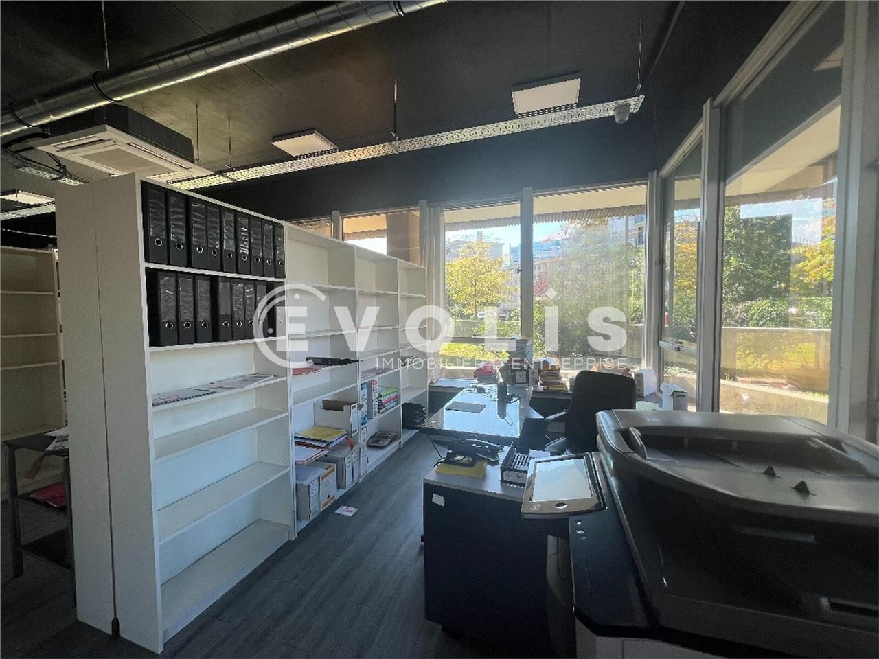 Idéalement situé au niveau du métro « Maisons-Alf