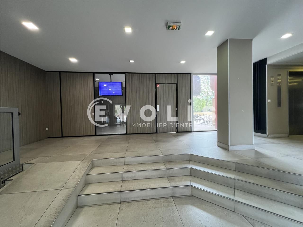 Située au-dessus du centre commercial Les Julliot