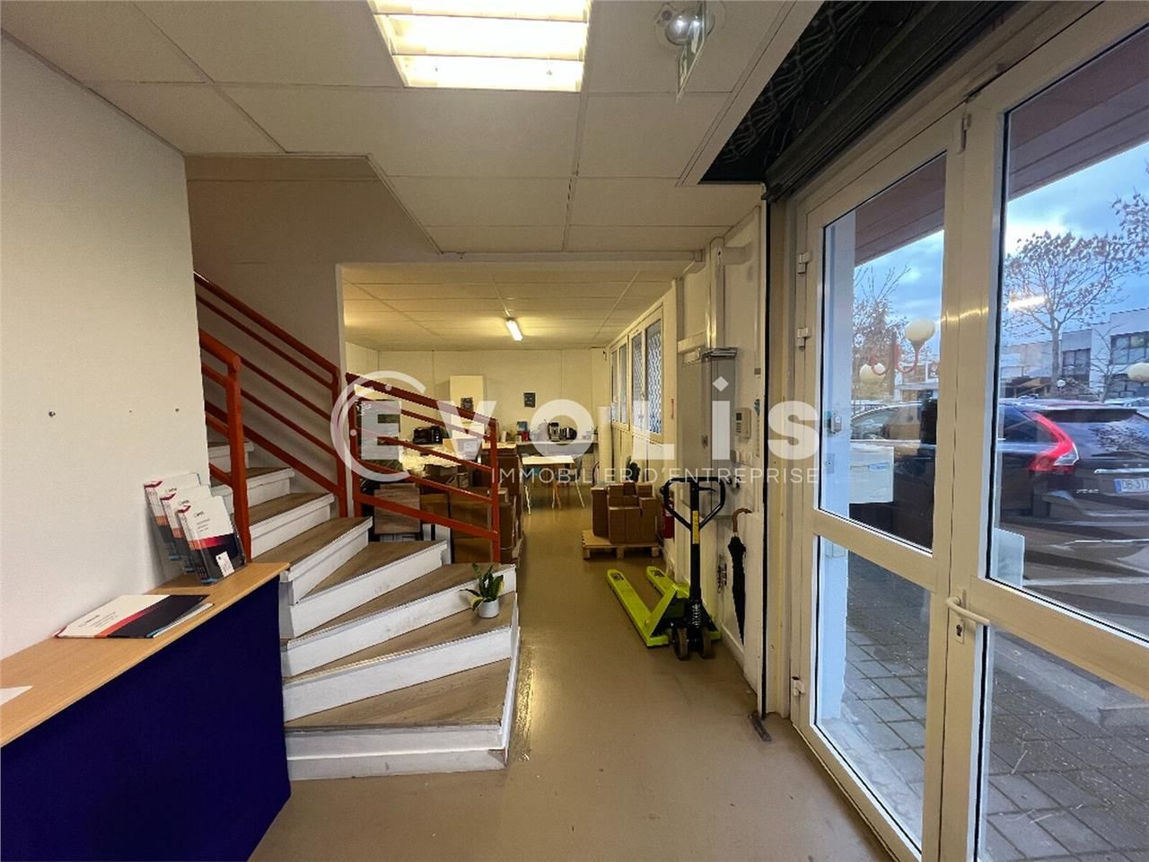 Idéalement situé au coeur d'une zone d'activité d