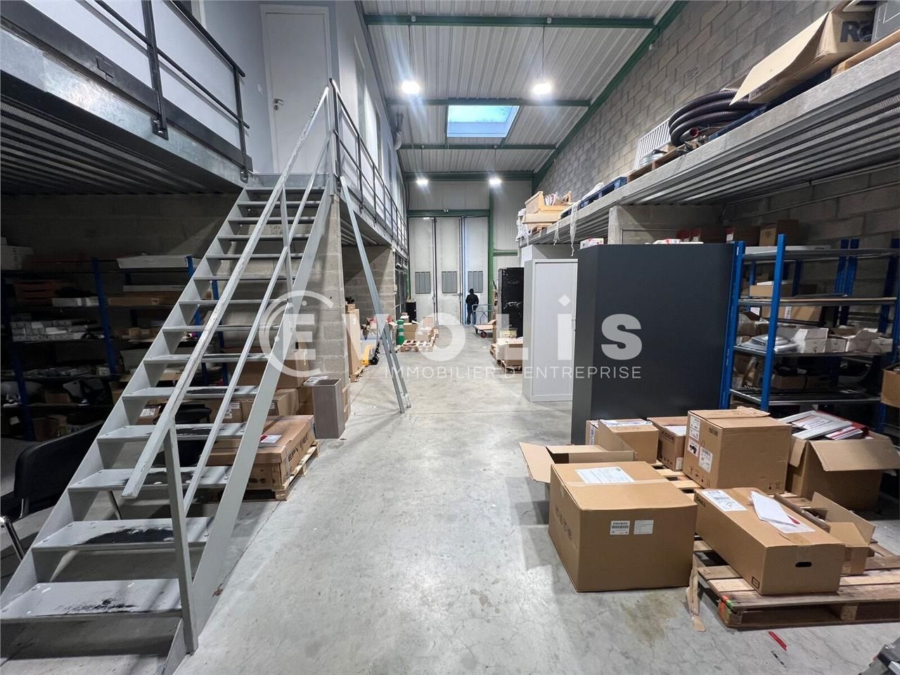 Situé idéalement à proximité immédiate de l'A104 