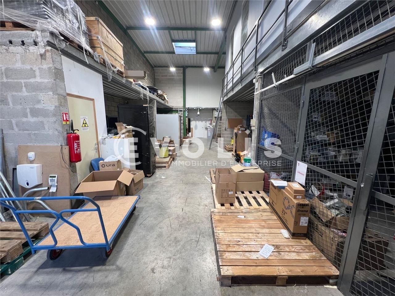 Situé idéalement à proximité immédiate de l'A104 