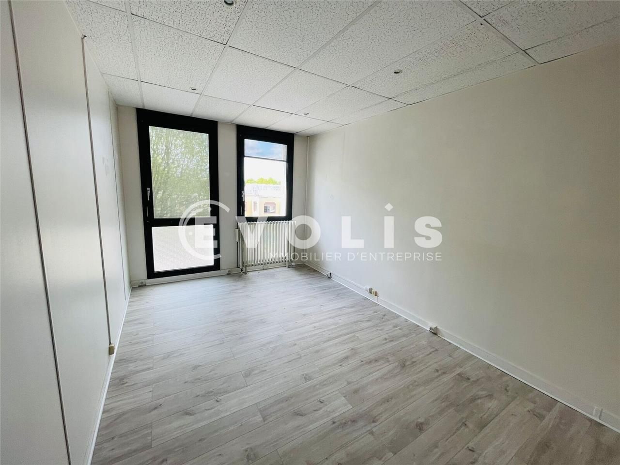 Situé à proximité immédiate de la gare RER A de N