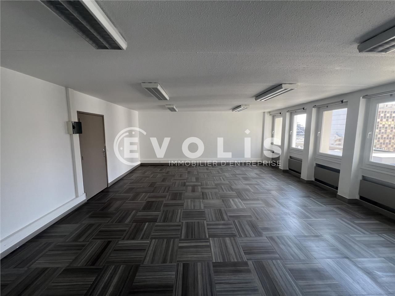 Situé dans un secteur dynamique à Créteil, au pie