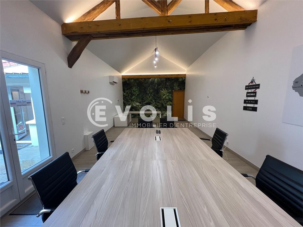 Situé idéalement dans une zone calme, à proximité