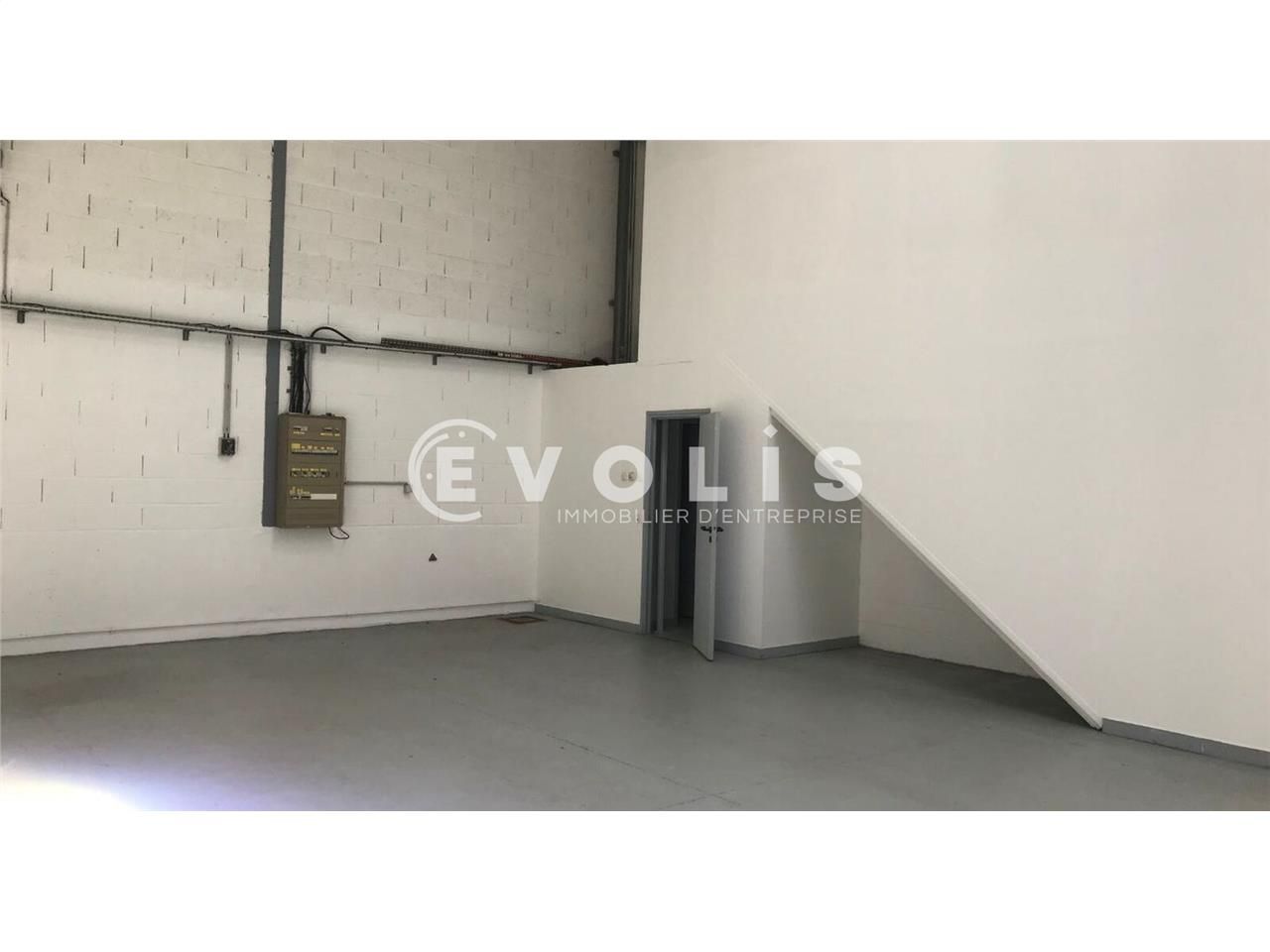 Situés à proximité immédiate de l'autoroute A4, s