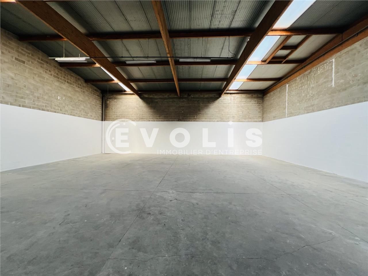 À proximité immédiate de la Francilienne N104, av