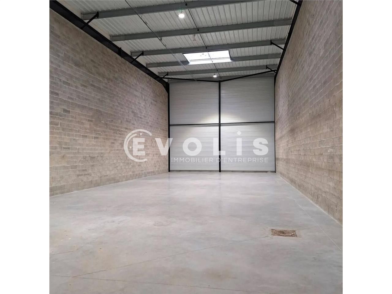 Situé à proximité immédiate de l'autoroute A4, au