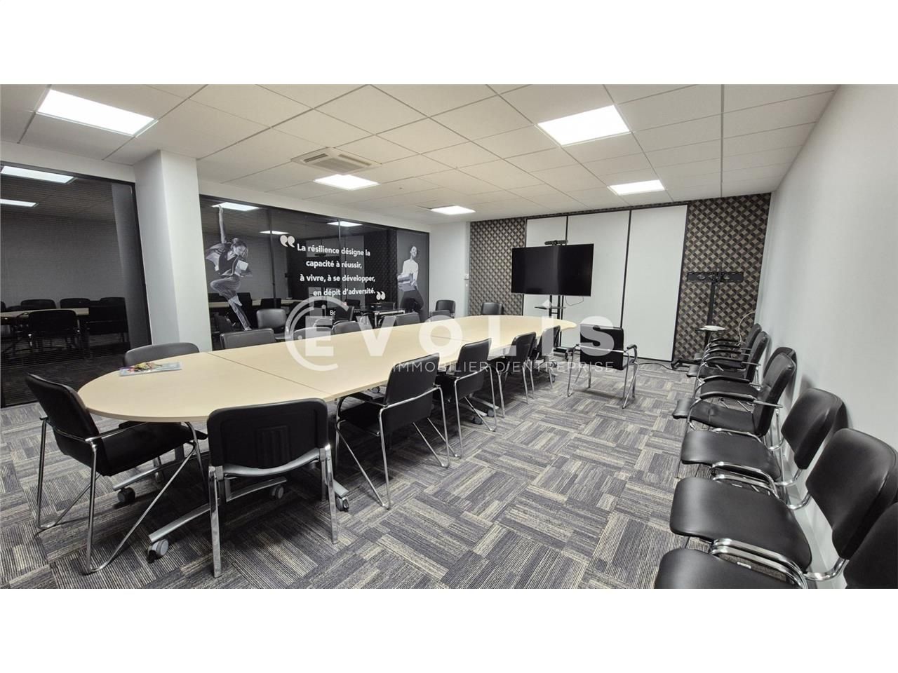 A proximité immédiate du RER A et de l'autoroute