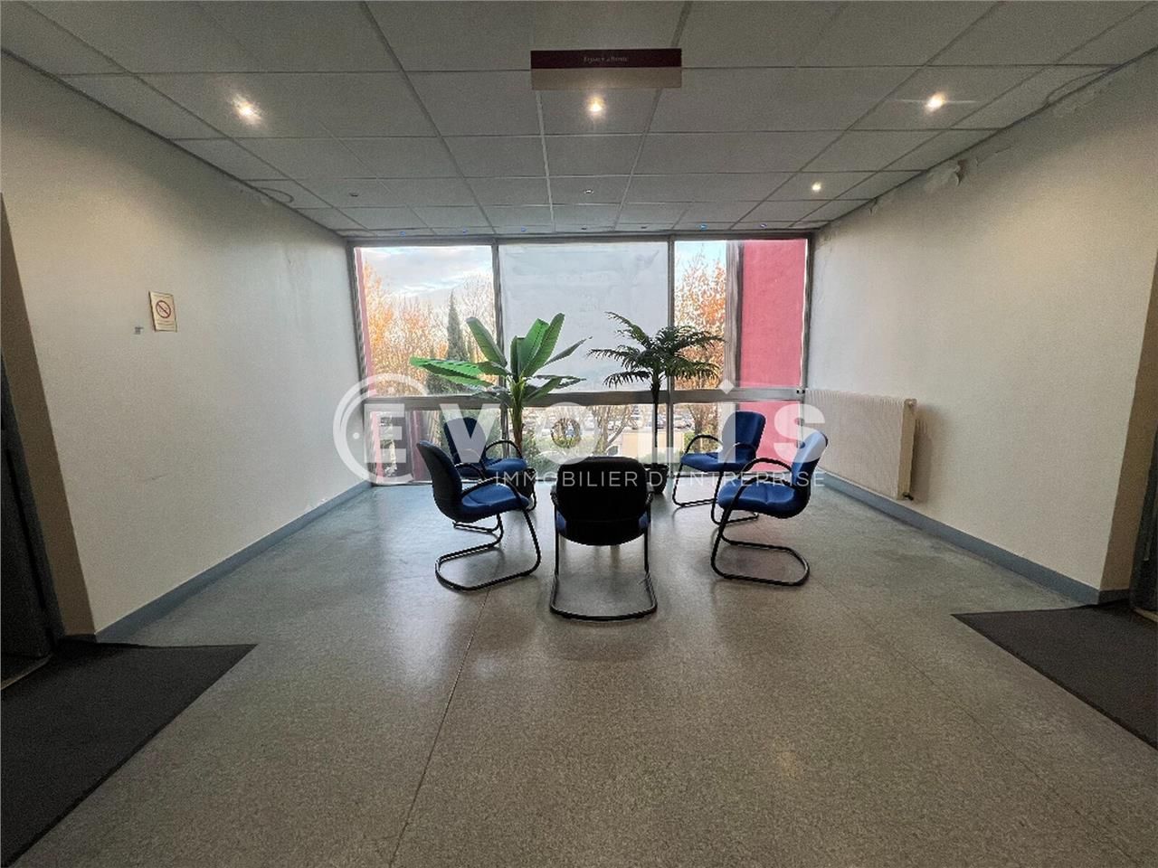 Situé idéalement à proximité des axes autoroutier
