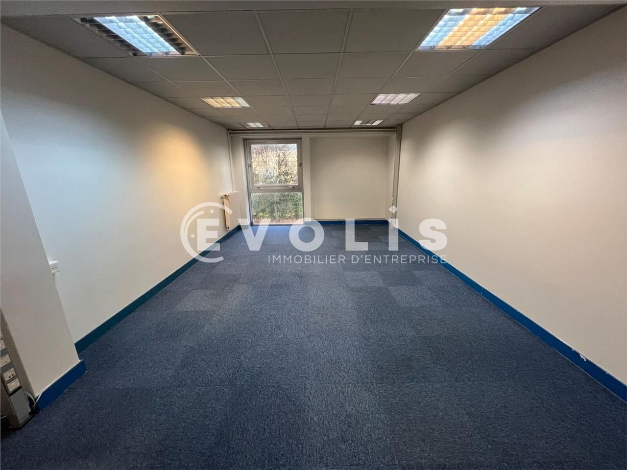 Situé idéalement à proximité des axes autoroutier