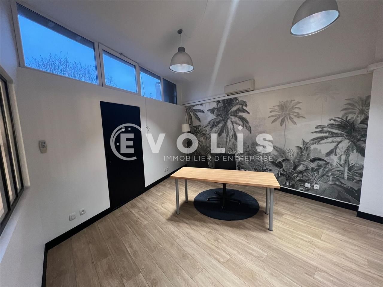 Idéalement situé à proximité immédiate de la gare