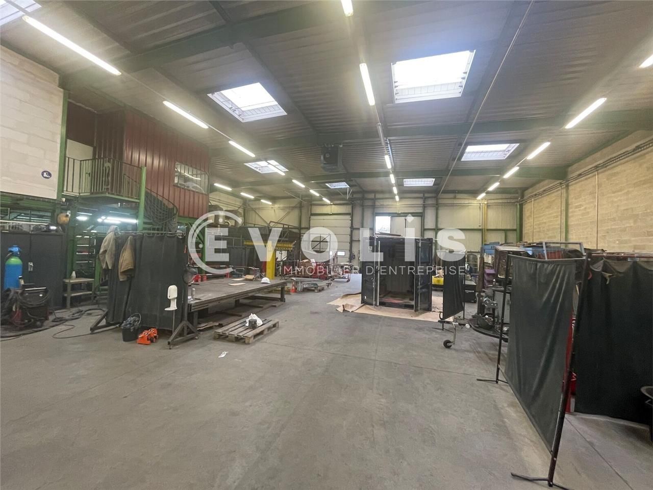 A proximité immédiate de la Francilienne N104, au